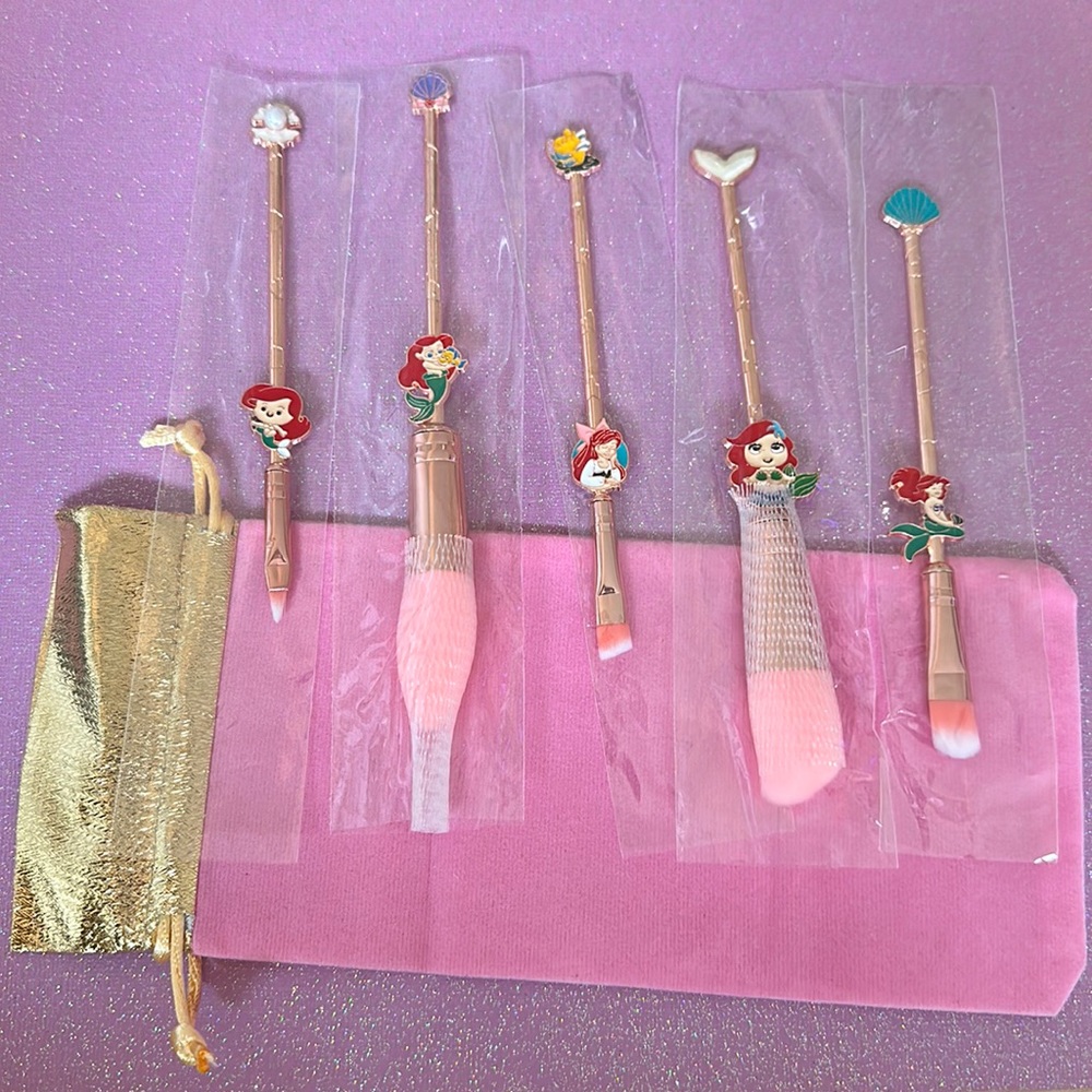 Little Mermaid Make up brush set adorable!!with pouch new
